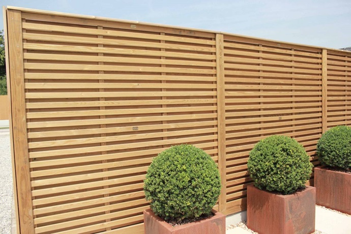 Commercial mesh fence